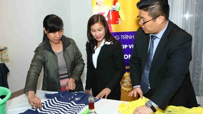Mục sở thị “lớp học 5 sao” dành cho những “người giúp việc kiểu mẫu” Ông Ng Di Hui, chuyên gia cao cấp người Singapore đang hướng dẫn học viên gấp quần áo sao cho hiệu quả và đúng cách.