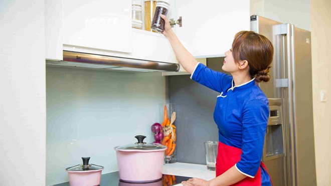 “Người giúp việc kiểu mẫu” - Giải tỏa ưu tư cho chủ nhà Thay đổi tác phong làm việc chuyên nghiệp, tổ chức việc nhà gọn gàng và ngăn nắp là hình ảnh mới của những người giúp việc sau khi hoàn thành khóa đào tạo “Người giúp việc kiểu mẫu” của Vinhomes.