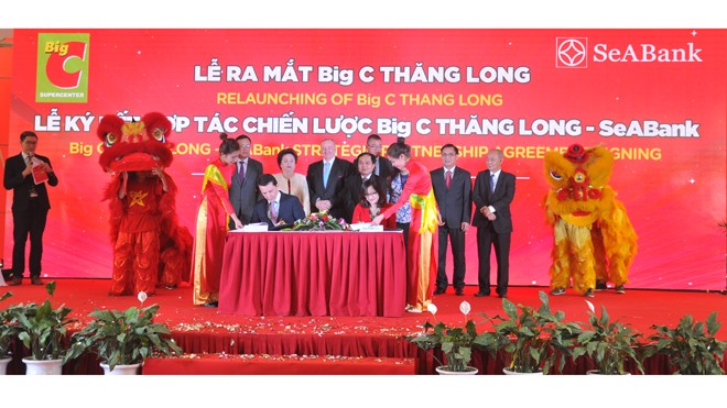 Ngân hàng bắt tay nhà bán lẻ: Tiện lợi đôi đường Ngân hàng bắt tay nhà bán lẻ: Tiện lợi đôi đường