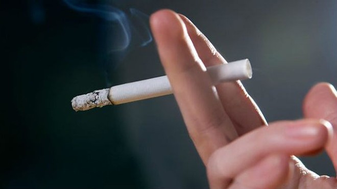 Đau lưng thường nặng hơn ở người hút thuốc lá Hút thuốc lá làm gia tăng tình trạng đau lưng ở bệnh nhân