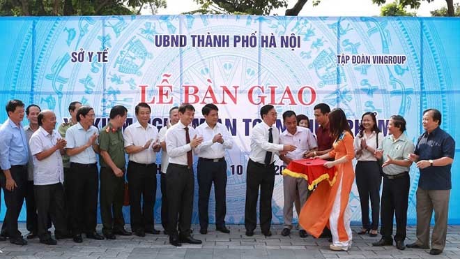 Vingroup trao tặng Hà Nội 3 xe kiểm nghiệm thực phẩm Vingroup trao tặng Hà Nội 3 xe kiểm nghiệm thực phẩm