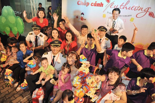 CEO Vietjet: 'Hãy sống tốt và nghĩ tới cộng đồng' CEO Vietjet: 'Hãy sống tốt và nghĩ tới cộng đồng'