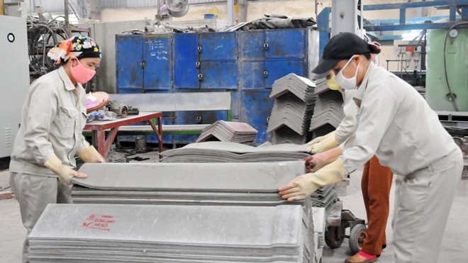 Công nhân ngành sản xuất tấm lợp Amiăng trắng muốn duy trì công việc Các công nhân đang bốc xếp các tấm lợp lên khuôn