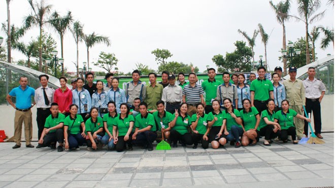Cư dân hào hứng tham gia “Ngày Chủ nhật xanh” ở Ecohome 2 Cán bộ nhân viên BQL Dự án Ecohome 2 trong chương trình phát động “Ngày Chủ nhật Xanh”