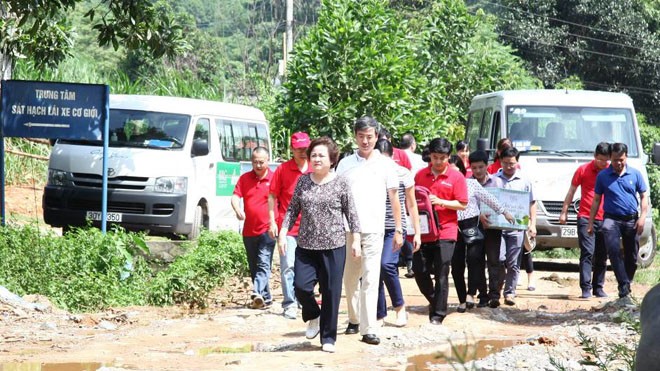 BRG: Trách nhiệm xã hội đến từ những điều đơn giản nhất Madame Nguyễn Thị Nga dẫn đầu đoàn từ thiện trong chương trình Đồng hành cùng Cặp lá Yêu thương tháng 8 năm 2016 tại tỉnh Lào Cai