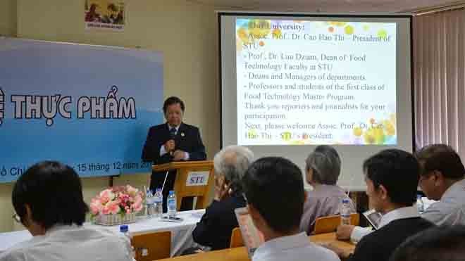 Trường ĐH Công Nghệ Sài Gòn khai giảng khóa Thạc sĩ Công nghệ PGS.TS. Cao Hào Thi - hiệu trưởng phát biểu khai giảng