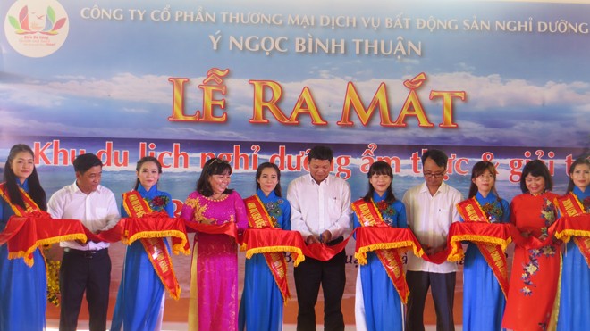 10 triệu USD đầu tư khu nghỉ dưỡng Biển Đá Vàng Chủ đầu tư dự án cắt băng ra mắt khu nghỉ dưỡng Biến Đá Vàng.