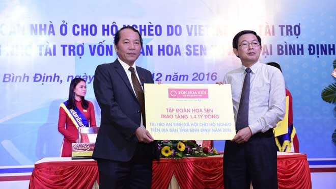 Hoa Sen hỗ trợ hộ nghèo, thiệt hại nặng tại “rốn lũ” Bình Định Ông Trần Ngọc Chu - Phó Chủ tịch HĐQT, Tổng giám đốc Tập đoàn Hoa Sen trao tài trợ An sinh xã hội cho Ông Hồ Quốc Dũng - Chủ tịch UBND tỉnh Bình Định