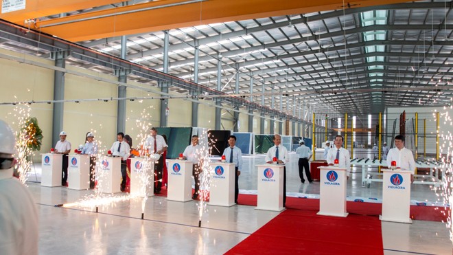 Ông lớn ngành xây dựng Việt lên sàn HNX Khánh thành nhà máy Kính Tiết kiệm năng lượng Viglacera (25/7/2016) – những mét vuông kính TKNL đầu tiên do doanh nghiệp Việt Nam sản xuất được đưa ra thị trường