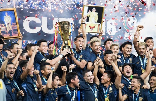 Kiatisuk: 'Xây đội tuyển Thái Lan khó, chứ phá thì dễ lắm' Dưới thời Kiatisuk, bóng đá Thái Lan trở lại thống lĩnh Đông Nam Á với các chức vô địch liên tiếp ở SEA Games và AFF Cup. Ảnh: AFF.