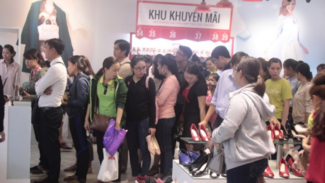 Sau Biti’s, thêm một thương hiệu giày Việt thách thức các “ông lớn” quốc tế Cảnh tượng khách hàng xếp hàng dài đợi thanh toán tại cửa hàng Juno