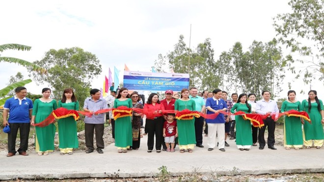 Khánh thành cầu GTNT Tám Gió – Thạnh Trị Đại diện Phuc Khang Corporation và CLB Doanh nhân Sài Gòn cắt băng khánh thành Cầu GTNT Tám Gió- Thạnh Trị, Sóc Trăng