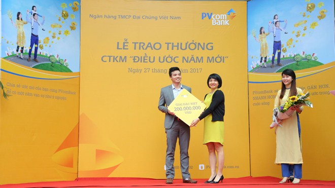 PVcomBank trao thưởng cho khách hàng trúng giải Đặc biệt Anh Lưu Văn Lương nhận Giải Đặc biệt trị giá 200 triệu đồng từ PVcomBank