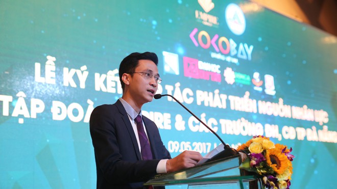 Cái “bắt tay” ngoạn mục đưa sinh viên vào... “trường đời” Ông Trịnh Việt Hưng – Phó Tổng giám đốc Tập đoàn Empire phát biểu tại buổi lễ