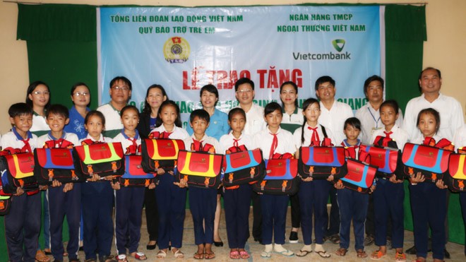 Trao cặp phao cứu sinh cho trẻ em vùng sông nước Tiền Giang và Cần Thơ Đại diện Nhà tài trợ - Vietcombank, Quỹ bảo trợ trẻ em Việt Nam và Lãnh đạo địa phương trao quà tại Trường tiểu học Mỹ Thạnh Bắc 1, huyện Cai Lậy, tỉnh Tiền Giang