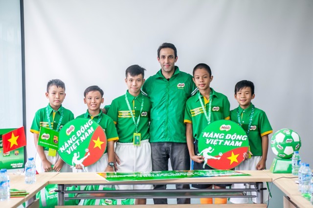 Hành trình tiến đến sân chơi chuyên nghiệp của 5 vận động viên nhí xuất sắc 5 cầu thủ nhí xuất sắc tham gia chuyến tập huấn tại CLB Barcelona