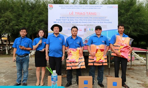 "Tuổi trẻ MobiFone 8 đồng hành cùng ngư dân huyện đảo Phú Quý"