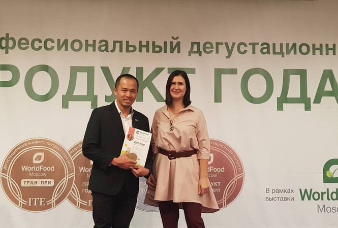 2 “tân binh” của TH đoạt giải thưởng lớn tại World Food Moscow 2017 Đại diện Tập đoàn TH nhận giải Vàng sản phẩm tiêu biểu của năm dành cho các dòng sản phẩm thức uống thảo dược TH true Herbal từ Ban tổ chức