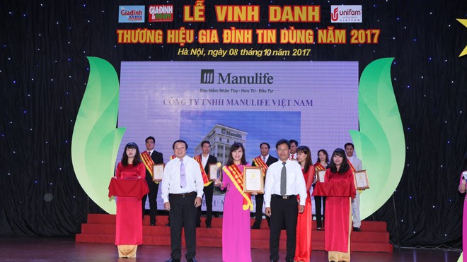 Manulife Việt Nam tiếp tục là “doanh nghiệp xuất sắc về chỉ số hài lòng khách hàng” Bà Trịnh Bích Ngọc, Giám đốc Manulife khu vực miền Bắc - nhận giải thưởng