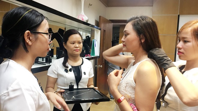 Trải nghiệm những bộ trang sức bạc tỷ của nước Pháp giữa trời thu Hà Nội Trải nghiệm những bộ trang sức bạc tỷ của nước Pháp giữa trời thu Hà Nội