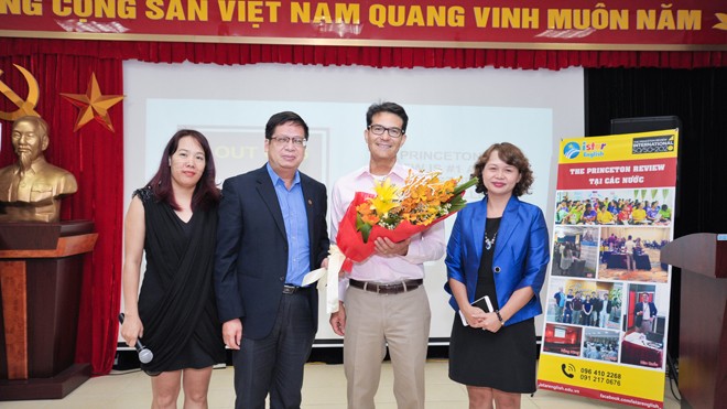 Cùng iStar English chinh phục giấc mơ Mỹ Thầy Nguyễn Thiết Sơn – Hiệu truởng truờng THPT Kim Liên tặng hoa cám ơn diễn giả Michael Gamerl- Phó Chủ tịch The Princeton Review