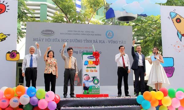 Vinamild: 10 năm đồng hành cùng Ông Nguyễn Hồng Lĩnh – Ủy viên Ban chấp hành TW Đảng, Bí thư tỉnh ủy Bà Rịa - Vũng Tàu, ông Đặng Minh Thông - Phó Chủ tịch UBND tỉnh Bà Rịa – Vũng Tàu, ông Nguyễn Thanh Giang – Giám đốc sở Giáo dục và Đào tạo tỉnh Bà Rịa – Vũng Tàu, bà Mai Kiều Liên – Tổn