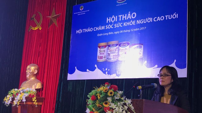 Vinamilk tiếp tục hành trình chăm sóc sức khỏe cho người cao tuổi trên cả nước Bà Nguyễn Minh Tâm - Giám đốc Chi nhánh Vinamilk tại Hà Nội phát biểu tại hội thảo.