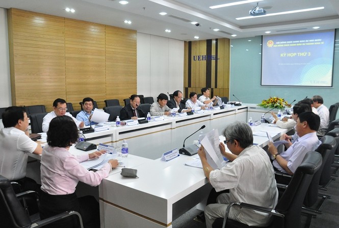 Giáo sư và phó giáo sư 2018: Tiêu cực hay là xã hội mất lòng tin? Hội đồng giáo sư ngành kinh tế năm 2016
