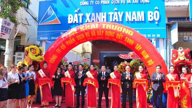 Chính thức khai trương đất xanh Tây Nam Bộ tại Cần Thơ Lãnh đạo Cty Đất Xanh Tây Nam Bộ cắt băng trai trương