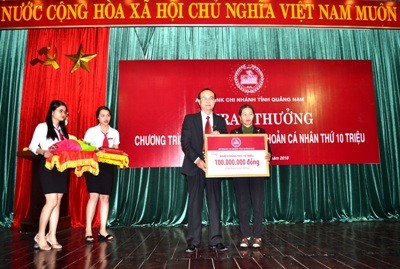 Agribank trao thưởng khách hàng Chủ tài khoản cá nhân thứ 10 triệu Khách hàng Trần Thị Lê (thôn Bình Phú, xã Tam Tiến, huyện Núi Thành,
tỉnh Quảng Nam) - Chủ tài khoản cá nhân thứ 10 triệu của Agribank
nhận giải 100 triệu đồng từ Agribank