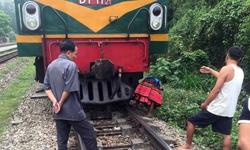 Di chuyển trên đường ray, cụ bà bị tàu hỏa đâm tử vong Hiện trường vụ tai nạn thương tâm.
