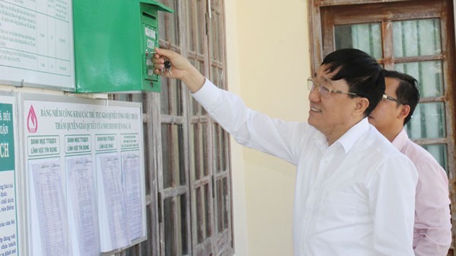 Cần huy động tốt nguồn vốn để tập trung ưu tiên cho huyện nghèo Tổng Giám đốc Dương Quyết Thắng kiểm tra các thông tin tín dụng được NHCSXH tỉnh Ninh Thuận công bố tại trụ sở UBND xã Phước Đại, huyện Bác Ái