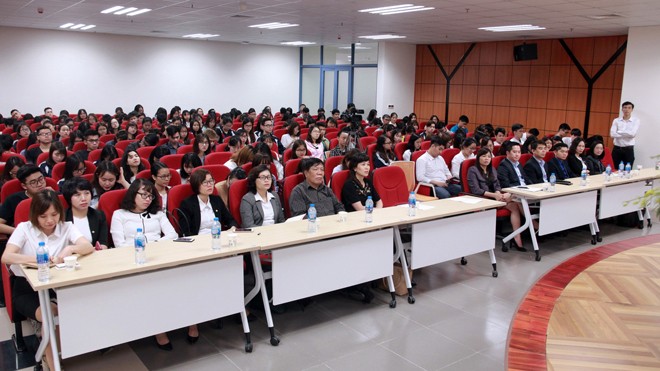 Cơ hội và thách thức của ngành bảo hiểm nhân thọ trong kỷ nguyên 4.0 Đông đảo sinh viên đến tham dự buổi nói chuyện chuyên đề về ngành bảo hiểm nhân thọ. Ảnh: Minh Chuyên