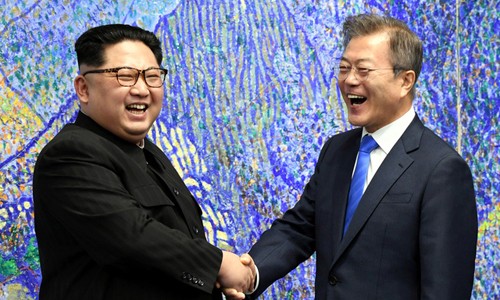 Món quà ăn được ông Kim Jong-un tặng Tổng thống Hàn Quốc Tổng thống Moon Jae-in bắt tay nhà lãnh đạo Kim Jong-un (Ảnh: Reuters)