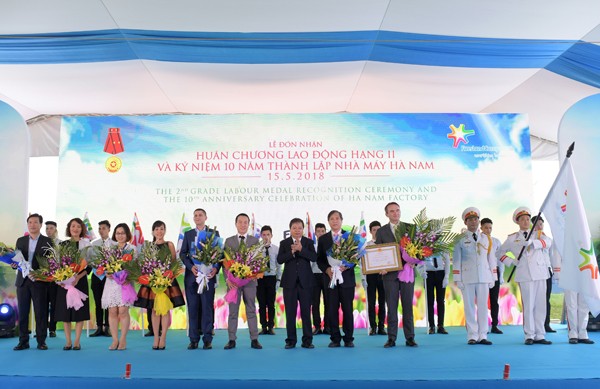 FrieslandCampina đón nhận huân chương lao động hạng nhì FrieslandCampina đón nhận huân chương lao động hạng nhì