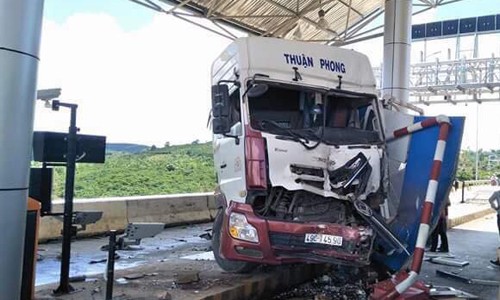Xe đầu kéo lao thẳng vào trạm BOT, 1 nữ nhân viên bị thương Hiện trường vụ tai nạn
