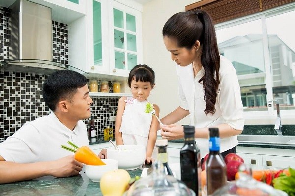 Nuôi con khỏe mạnh: Cân nặng không phải là quan trọng nhất Nhiều cha mẹ muốn con to tròn, bụ bẫm, cân nặng vượt chuẩn nên ép bé ăn