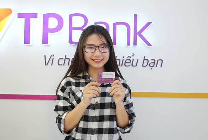Sinh viên ngân hàng được phục vụ bằng ngân hàng hiện đại Mai Phương Thảo - sinh viên khoa Ngân hàng khoe chiếc thẻ ATM vừa mới nhận từ LiveBank