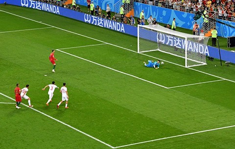 'Gã chăn cừu' vô gia cư khiến Ronaldo ôm hận Beiranvand cản phá thành công cú sút penalty của Ronaldo