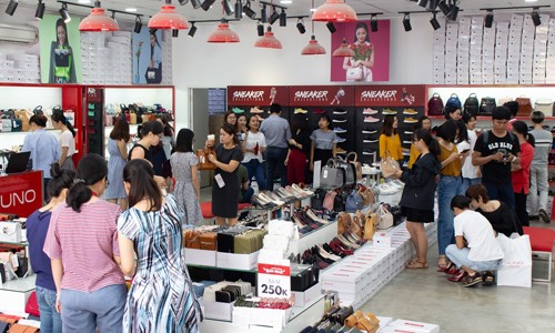 Chỉ sau vài giờ mở cửa “Thiên đường săn sale”: Giới trẻ “phát sốt” Ai cũng muốn sở hữu giày túi tại “Thiên đường săn sale” với ưu đãi khủng.