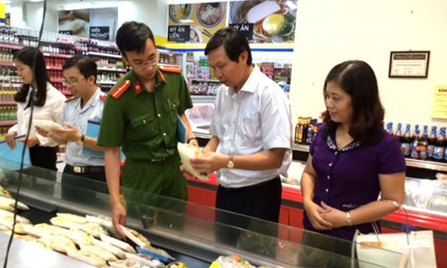 Quản lý an toàn thực phẩm: Tăng cường hiệu lực quản lý nhà nước Đoàn kiểm tra liên ngành an toàn thực phẩm thành phố kiểm tra tại siêu thị Fivimart (81 Vũ Trọng Phụng, quận Thanh Xuân).