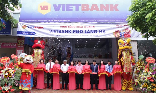 Hàng trăm quà tặng cho khách hàng Vietbank dịp mở phòng giao dịch mới Nghi thức cắt băng khai trương trụ sở mới Phòng giao dịch Láng Hạ