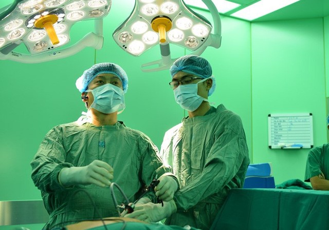 Từ 40 tuổi, hay ăn mặn, đau thượng vị nên đi khám bệnh này TS-BS Long đang phẫu thuật nội soi dạ dày cho bệnh nhân. Ảnh: NP
