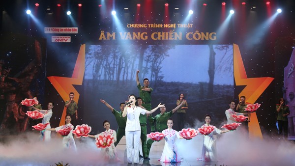 Tiếp tục vinh danh người chiến sĩ công an bằng âm nhạc Tiếp tục vinh danh người chiến sĩ công an bằng âm nhạc