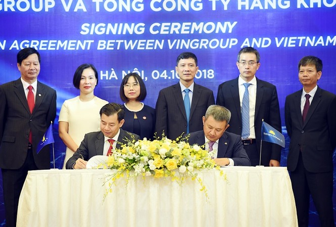 Vietnam Airlines – Vingroup ký thỏa thuận hợp tác Ông Nguyễn Việt Quang - Phó Chủ tịch kiêm Tổng Giám đốc Tập đoàn Vingroup và ông Dương Trí Thành – Tổng Giám đốc Tổng Công ty Hàng không Việt Nam ký biên bản thỏa thuận hợp tác