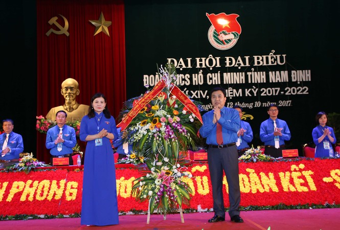 Chị Nguyễn Thị Thu Thủy tái đắc cử bí thư Tỉnh Đoàn Nam Định Bí thư thường trực T.Ư Đoàn Nguyễn Mạnh Dũng tặng hoa chúc mừng đại hội.