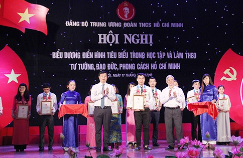 T.Ư Đoàn biểu dương 14 điển hình tiêu biểu học tập Bác Hồ Anh Lê Quốc Phong, Bí thư thứ nhất T.Ư Đoàn biểu dương các gương điển hình học tập Bác.