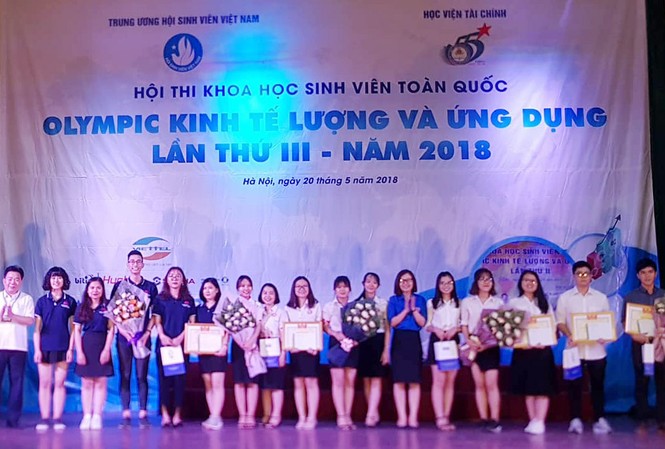 5 đề tài giành giải Nhất Hội thi Olympic Kinh tế lượng và ứng dụng' Ban tổ chức trao giải Nhất Hội thi khoa học sinh viên toàn quốc “Olympic Kinh tế lượng và ứng dụng” lần thứ 3 cho 5 đội thi.