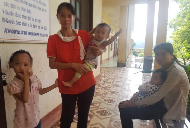 Vào 'tâm bão' HIV miền sơn cước: Gặp người bị gọi 'bác sĩ tử thần' Người dân Kim Thượng hoag mang đến trung tâm y tế xã lấy máu gửi về trung tâm y tế huyện khám xét nghiệm nhanh đối với bệnh nhân đến chẩn đoán HIV.
