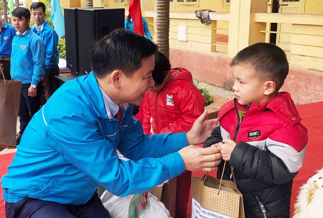 Mang 'Xuân ấm tình thương' đến với người nghèo Anh Ngô Thế Hoàn, Bí thư Tỉnh Đoàn Thái Nguyên tặng quà tết cho các em học sinh Trường Tiểu học Hợp Tiến (Đồng Hỷ).